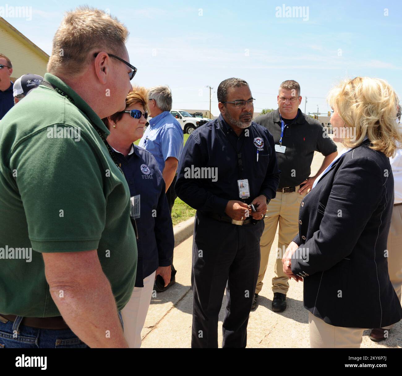 Moore, Okla., 12 giugno 2013 il governatore Mary Fallin, a destra, parla con Justo Hernandez, direttore della filiale 1 della FEMA, secondo da destra, Sandy Coachman, secondo da sinistra e Oklahoma Direttore della gestione delle emergenze Albert Ashwood, a destra, durante un tour delle aree interessate dal tornado del 20th maggio. I residenti sono incoraggiati a registrarsi alla FEMA se hanno subito danni durante questa tempesta. Moore, OK, 12 giugno 2013--Governatore Mary Fallin, destra, Parla con Justo Hernandez, direttore della filiale 1 della FEMA, secondo da destra, Sandy Coachman, secondo da destra Foto Stock