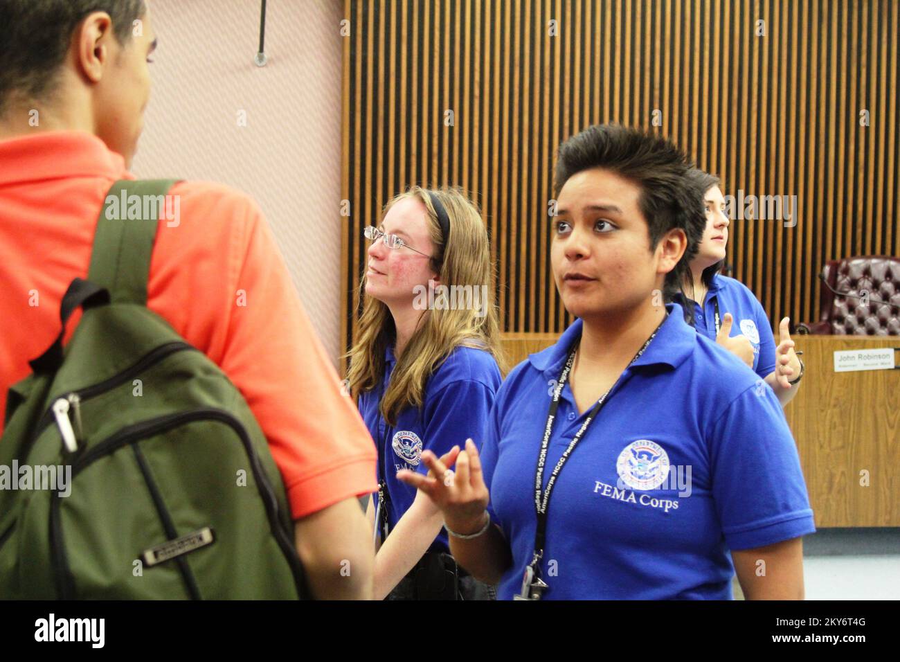 Des Plaines, Ill., 14 giugno 2013 Amy Sese, membro del FEMA Corps, (centro) parla con uno studente di scuola superiore del suo spiegamento nella zona Cook County dell'Illinois. Amy e i suoi collaboratori del FEMA Corps si sono rivolti a un gruppo di anziani della Maine West High School per parlare del lavoro che svolgono per i sopravvissuti alla FEMA. Gli studenti parteciparono al programma annuale estivo del Governo clinico Des Plaines. Barbara Pritchard/FEMA. Fotografie relative a disastri e programmi, attività e funzionari di gestione delle emergenze Foto Stock Des Plaines, Ill., 14 giugno 2013 Amy Sese, membro del FEMA Corps, (centro) parla con uno studente di scuola superiore del suo spiegamento nella zona Cook County dell'Illinois. Amy e i suoi collaboratori del FEMA Corps si sono rivolti a un gruppo di anziani della Maine West High School per parlare del lavoro che svolgono per i sopravvissuti alla FEMA. Gli studenti parteciparono al programma annuale estivo del Governo clinico Des Plaines. Barbara Pritchard/FEMA. Fotografie relative a disastri e programmi, attività e funzionari di gestione delle emergenze Foto Stock