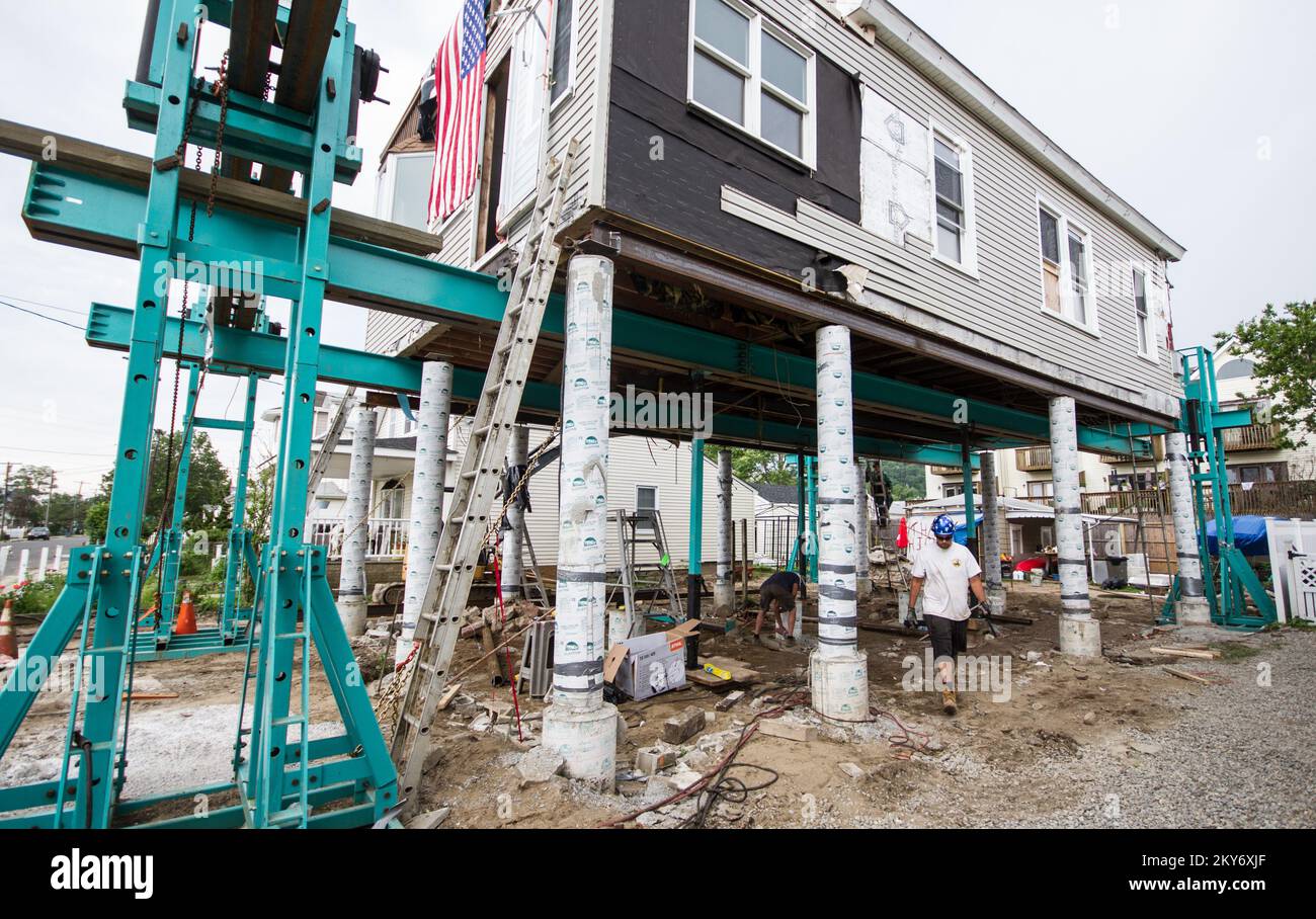 Atlantic Highlands, N.J., 18 giugno 2013 una casa degli Atlantic Highlands, danneggiata dall'uragano Sandy, sta per essere elevata come parte degli sforzi di mitigazione dopo la tempesta dell'autunno scorso. New Jersey Hurricane Sandy. Fotografie relative a disastri e programmi, attività e funzionari di gestione delle emergenze Foto Stock