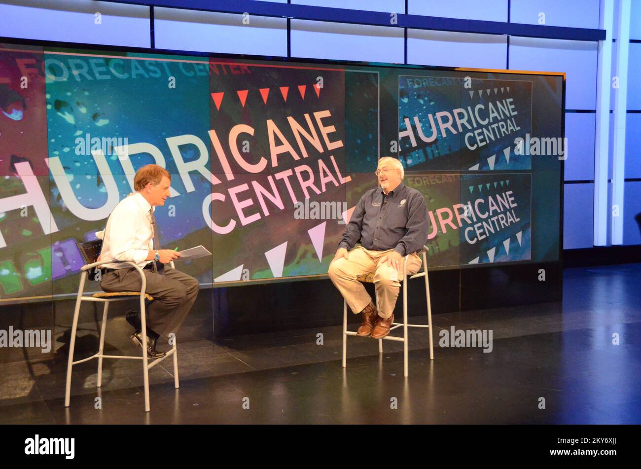 Atlanta, GA., 17 giugno 2013 l'amministratore Craig Fugate parla con un reporter al Weather Channel durante un'intervista riguardante la stagione dell'uragano Atlantico del 2013. Fotografie relative a disastri e programmi, attività e funzionari di gestione delle emergenze Foto Stock