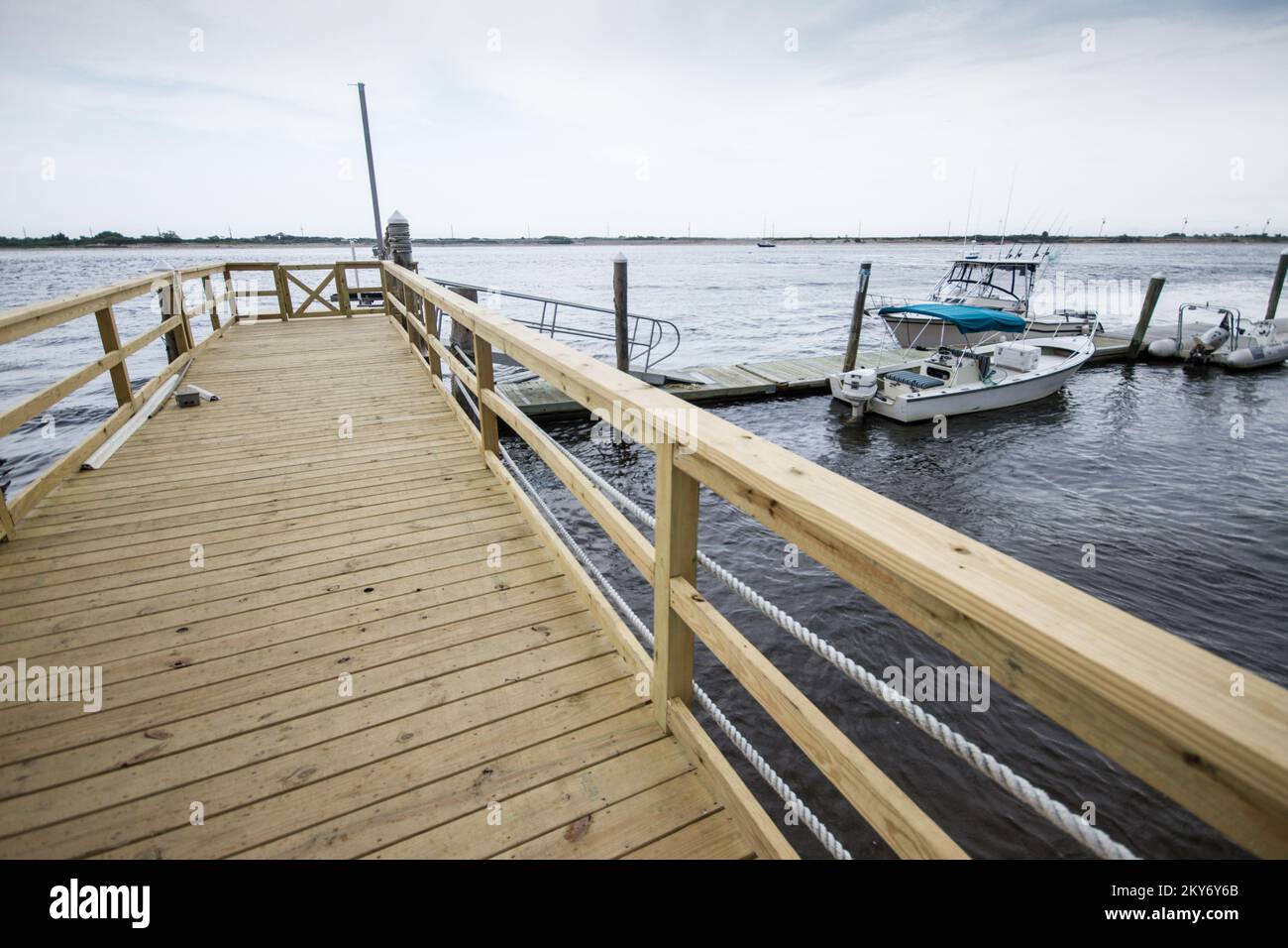 Atlantic Highlands, N.J., 18 giugno 2013 uno dei nove moli attanagliati dalla tempesta nella Marina delle Highlands atlantiche è stato ricostruito ed è ora operativo dopo che l'uragano Sandy li ha lasciati fuori riparazione lo scorso autunno. La Federal Emergency Management Agency rimborserà il 75% dei costi di ricostruzione e la costruzione in corso per sostituire gli altri moli del porto continuerà fino a luglio. New Jersey Hurricane Sandy. Fotografie relative a disastri e programmi, attività e funzionari di gestione delle emergenze Foto Stock