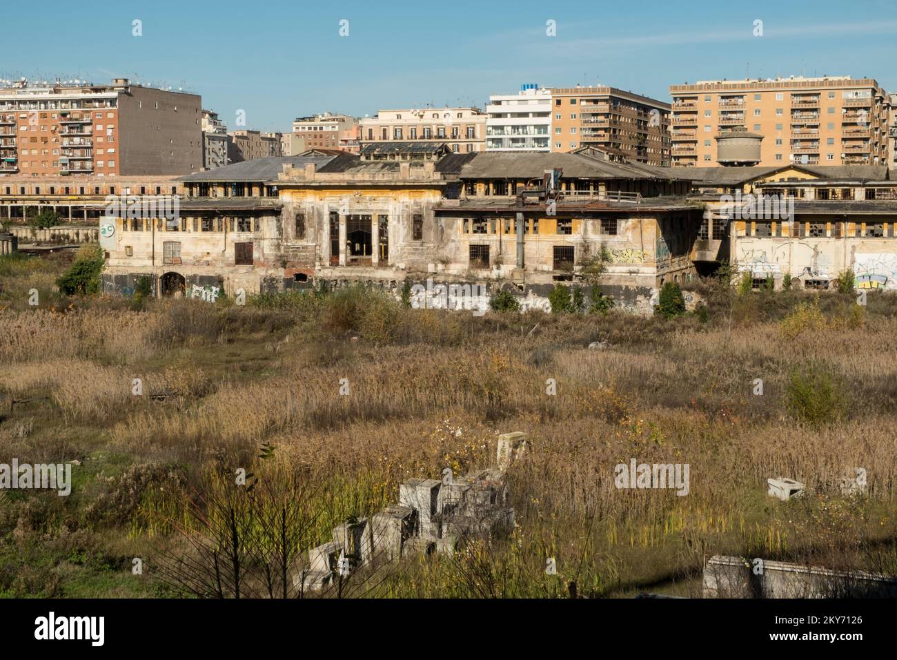 30 novembre 2022, Roma, Italia, Italia: Una veduta dell'ex mercati generali nel quartiere Ostiense di Roma. I mercati generali sono stati chiusi nel 2002, i lavori di riqualificazione dopo vari progetti ma mai applicati. (Credit Image: © Andrea Ronchini/Pacific Press via ZUMA Press Wire) Foto Stock