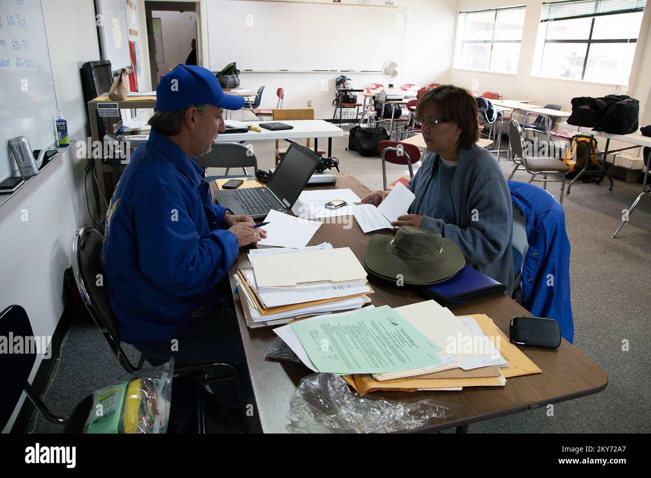 Galena, Alaska, 1 luglio 2013 Dave Walker, un esperto di amministrazione di piccola impresa (SBA), assiste il proprietario di affari Marlene Marshal con i particolari tecnici necessari per le domande di prestito. L'ASB fornisce ai superstiti prestiti di affari per aiutare con il processo di recupero. Fotografie relative a disastri e programmi, attività e funzionari di gestione delle emergenze Foto Stock