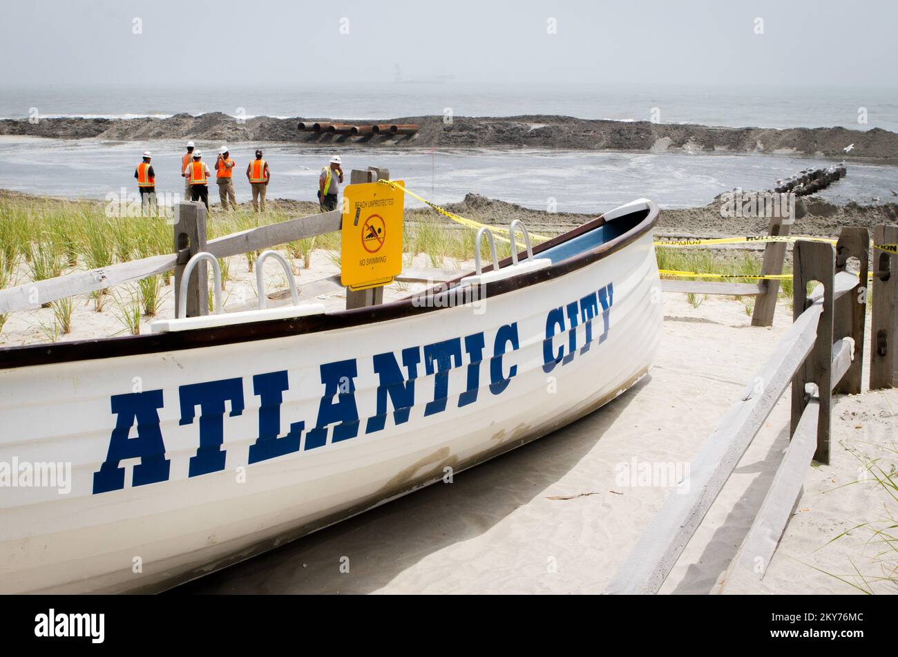 Atlantic City, N.J., 10 luglio 2013 i contraenti hanno effettuato un sondaggio sulle aree in cui è in corso la dragaggio di sabbia bagnata per rifornire la spiaggia di Atlantic City come parte degli Stati Uniti Esercito corpo degli ingegneri 'alluvione e Coastal Storm Damage Reduction programma dopo l'uragano Sandy. New Jersey Hurricane Sandy. Fotografie relative a disastri e programmi, attività e funzionari di gestione delle emergenze Foto Stock
