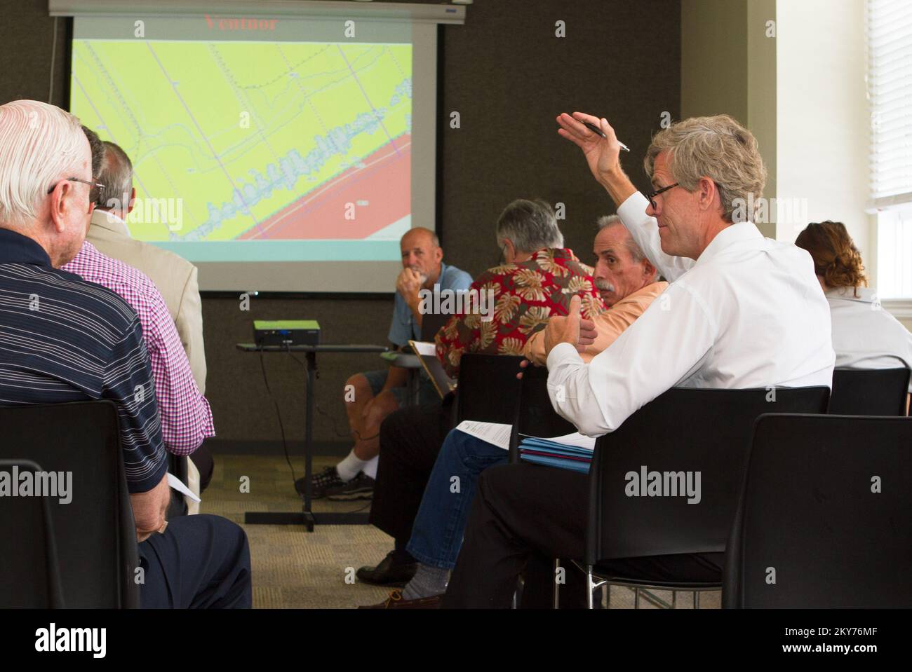 Ventnor City, N.J., 10 luglio 2013 i funzionari locali della Contea Atlantica e di Cape possono avviare una discussione con i rappresentanti della Federal Emergency Management Agency che si occuperanno della mappatura delle alluvioni al Coalition Meeting di Ventnor City, N.J., sulle elevazioni delle case e su come si svilupperà l'assicurazione nei prossimi anni dopo l'uragano Sandy. New Jersey Hurricane Sandy. Fotografie relative a disastri e programmi, attività e funzionari di gestione delle emergenze Foto Stock