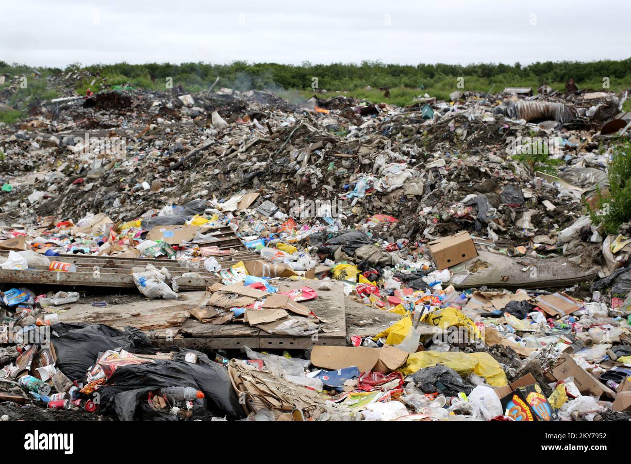 Alakanuk, Alaska, 16 luglio 2013 la discarica di rifiuti di Alakanuk è sopraffatta di detriti dopo che una grande inondazione ha colpito il sistema di consegna dei rifiuti delle comunità. Il finanziamento federale sotto forma di assistenza pubblica (PA) è a disposizione dei governi locali statali, tribali e idonei e delle organizzazioni certiane senza scopo di lucro una base di ripartizione dei costi per lavori di emergenza e la riparazione o la sostituzione di strutture danneggiate dall'alluvione nell'Alaska Gateway Regional Educational Attendance Area (REAA), Copper River REAA, Lower Yukon REAA, Yukon Flats REAA, e Yukon-Koyukuk REAA. Adam DuBrowa/ FEMA.. Fotografie R Foto Stock