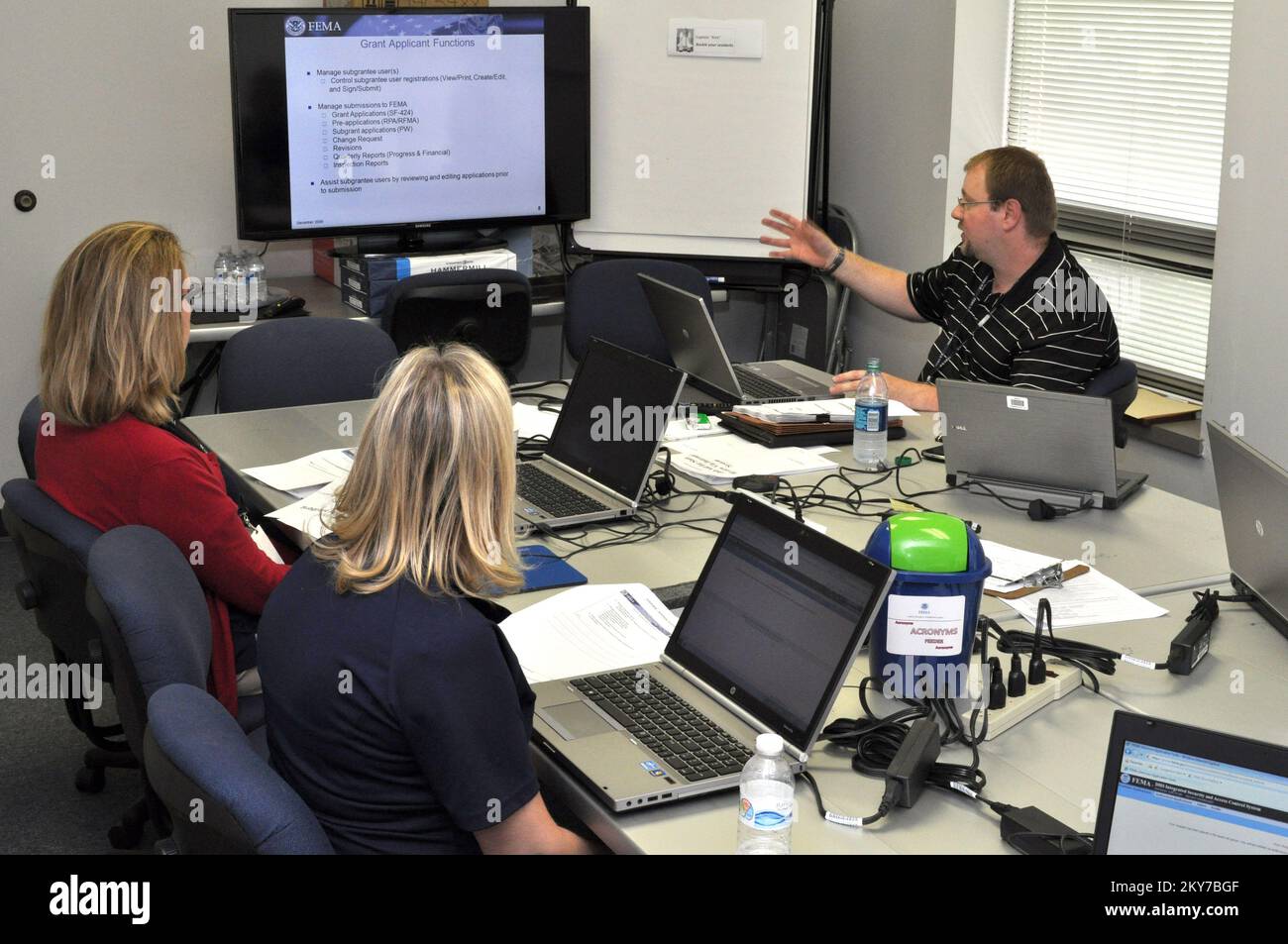 La FEMA svolge la formazione per il personale di emergenza statale sul Data Trackin. Fotografie relative a disastri e programmi, attività e funzionari di gestione delle emergenze Foto Stock