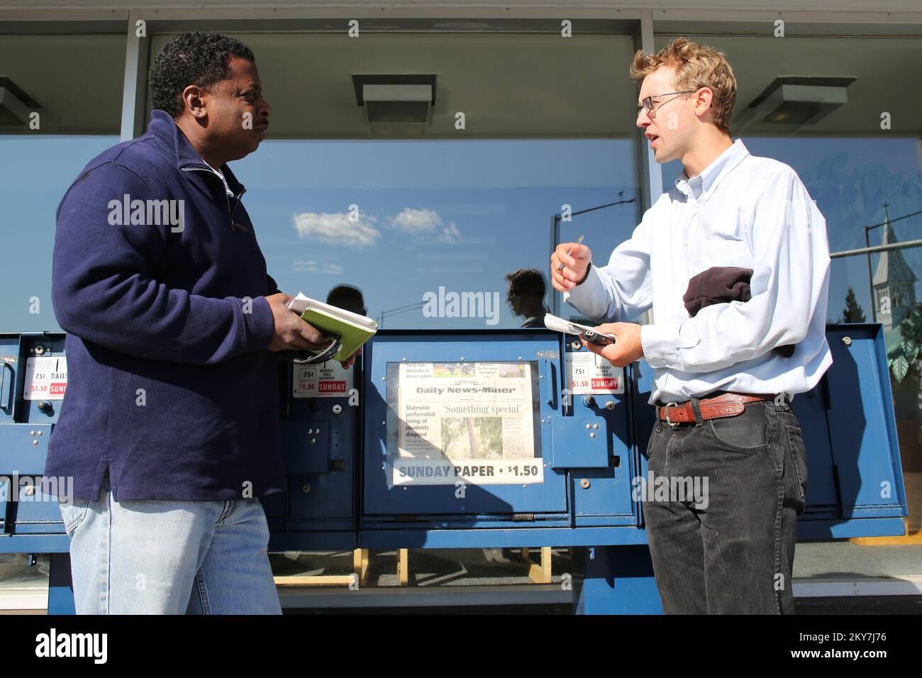 Fairbanks, Alaska, 24 agosto 2013 il responsabile dell'informazione pubblica della FEMA Victor Inge (L) è intervistato dallo scrittore Sam Friedman (R) del Daily News-Miner per quanto riguarda la fine del periodo di registrazione dell'assistenza individuale della FEMA (IA). La FEMA sta distribuendo le informazioni di concessione di assistenza in caso di emergenza IA alle organizzazioni di stampa nel tentativo di registrare le persone che potrebbero essere idonee per l'assistenza prima della chiusura del periodo di registrazione. Adam DuBrowa/FEMA. Fotografie relative a disastri e programmi, attività e funzionari di gestione delle emergenze Foto Stock Fairbanks, Alaska, 24 agosto 2013 il responsabile dell'informazione pubblica della FEMA Victor Inge (L) è intervistato dallo scrittore Sam Friedman (R) del Daily News-Miner per quanto riguarda la fine del periodo di registrazione dell'assistenza individuale della FEMA (IA). La FEMA sta distribuendo le informazioni di concessione di assistenza in caso di emergenza IA alle organizzazioni di stampa nel tentativo di registrare le persone che potrebbero essere idonee per l'assistenza prima della chiusura del periodo di registrazione. Adam DuBrowa/FEMA. Fotografie relative a disastri e programmi, attività e funzionari di gestione delle emergenze Foto Stock