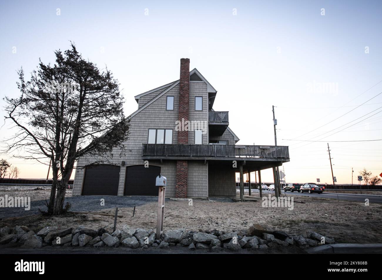 Mantoloking, N.J., 11 ottobre 2013 Una casa Mantoloking è completamente restaurata un anno dopo l'uragano Sandy. Grazie a sforzi di mitigazione di successo anni prima, questa casa è sopravvissuta alle acque alluvionali che hanno distrutto molte case nell'area circostante con danni minimi. Fotografie relative a disastri e programmi, attività e funzionari di gestione delle emergenze Foto Stock
