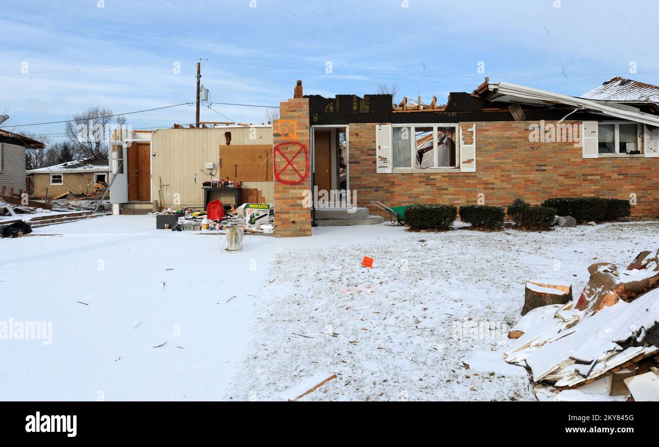 Pekin, Ill., 9 dicembre 2013 i contrassegni sulla parte anteriore delle case indicano che la proprietà è stata cercata e liberata dei residenti dopo il tornado. I residenti interessati sono incoraggiati a registrarsi alla FEMA chiamando il numero (800) 621-3362, (TTY) (800) 462-7585 o registrandosi online all'indirizzo www.DisasterAssistance.gov. Pekin, il, 9 dicembre 2013--marcature sulla parte anteriore delle case indicano che la proprietà è stata cercata e liberata dei residenti dopo il tornado. I residenti interessati sono incoraggiati a registrarsi con FEMA chiamando il numero (800) 621-3362, (TTY) (800) 462-7585, o registrandosi online all'indirizzo www.DisasterAss Foto Stock