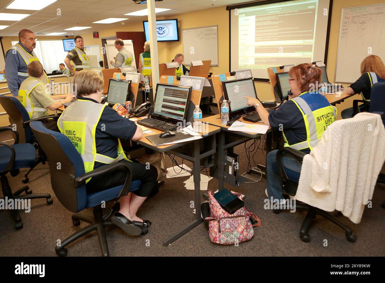 I responsabili delle emergenze sanitarie attivano il Centro operazioni di emergenza di un ospedale in risposta a un incidente di massa simulato durante la formazione CDP. Questi circa 50 dipendenti rappresentavano 17 ospedali del New Hampshire. Fotografie relative a disastri e programmi, attività e funzionari di gestione delle emergenze Foto Stock