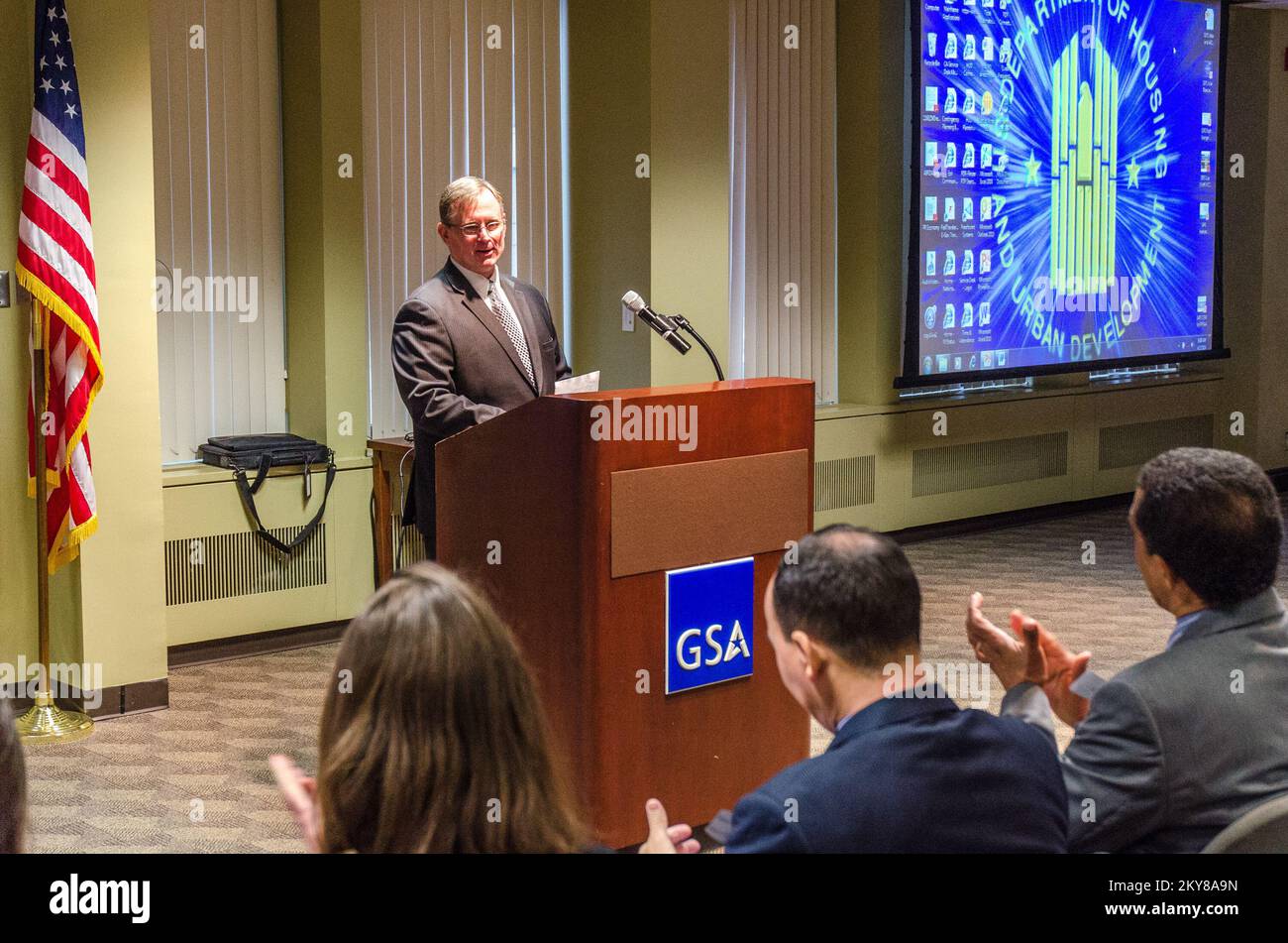 New York, N.Y., aprile 2, 2014â – Vice Amministratore Regionale per la Regione FEMA II, Michael Bresnahan, ha pronunciato osservazioni di apertura durante un seminario di gestione delle emergenze, organizzato dalla FEMA e dall'HUD, per la Coalizione di New York dei Consolati Latinoamericani, per dimostrare come prepararsi meglio ad affrontare i disastri quando colpiscono. K.C.WILSEY/FEMA. L'uragano Sandy di New York. Fotografie relative a disastri e programmi, attività e funzionari di gestione delle emergenze Foto Stock