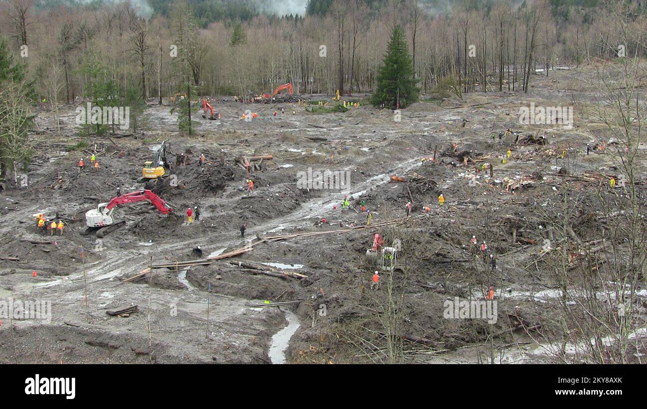 Snohomish County, Washington, 6 aprile 2014 SR530 diapositiva operazioni di ripristino del sito di emergenza. I team di ricerca e salvataggio e le unità K9 appositamente addestrate lavorano agli sforzi di ripulitura e recupero. I residenti interessati dalla diapositiva sono incoraggiati a registrarsi alla FEMA chiamando il numero (800)-621-3362 o (TTY) (800) 462-7585 o online all'indirizzo www.DisasterAssistance.gov. Fotografie relative a disastri e programmi, attività e funzionari di gestione delle emergenze Foto Stock