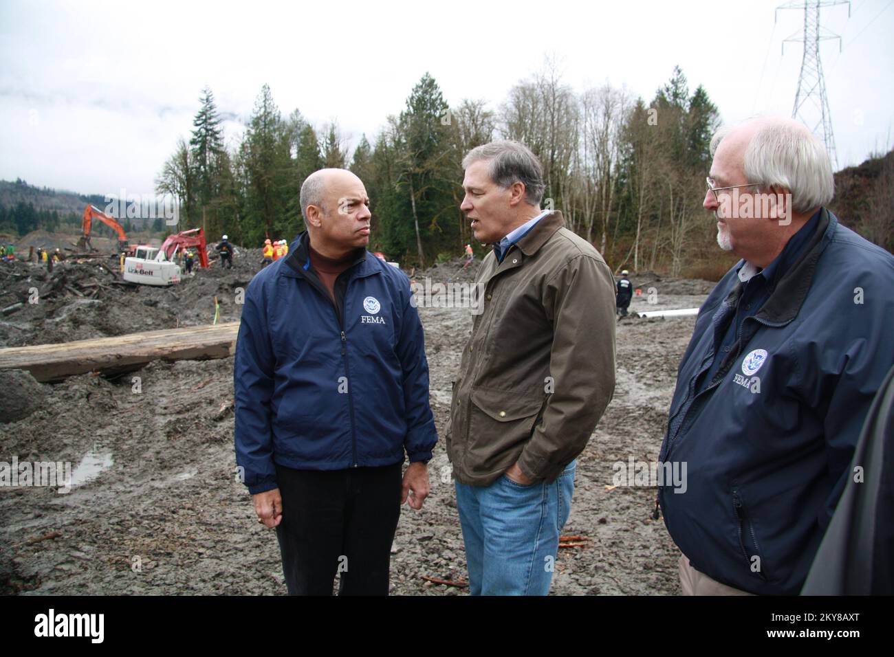 Contea di Snohomish, Washington, 6 aprile 2014 Dipartimento della sicurezza interna Jeh Johnson, Governatore Jay Inslee e Amministratore della FEMA Craig Fugate discutono le operazioni di recupero delle diapositive del SR530. Fotografie relative a disastri e programmi, attività e funzionari di gestione delle emergenze Foto Stock