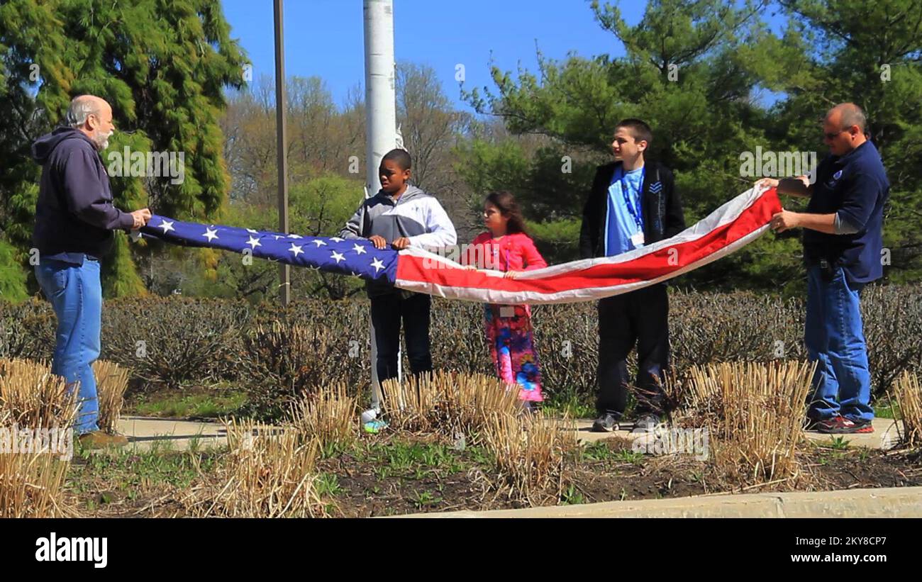 Lincroft, N.J., 23 aprile 2014 i bambini aiutano a piegare i colori per portare National porta il tuo bambino al lavoro giorno a chiudere presso il FEMA New Jersey Sandy Recovery Field Office. Tra le attività, i bambini hanno anche imparato la preparazione alle emergenze attraverso il programma FEMA for Kids. New Jersey Hurricane Sandy. Fotografie relative a disastri e programmi, attività e funzionari di gestione delle emergenze Foto Stock