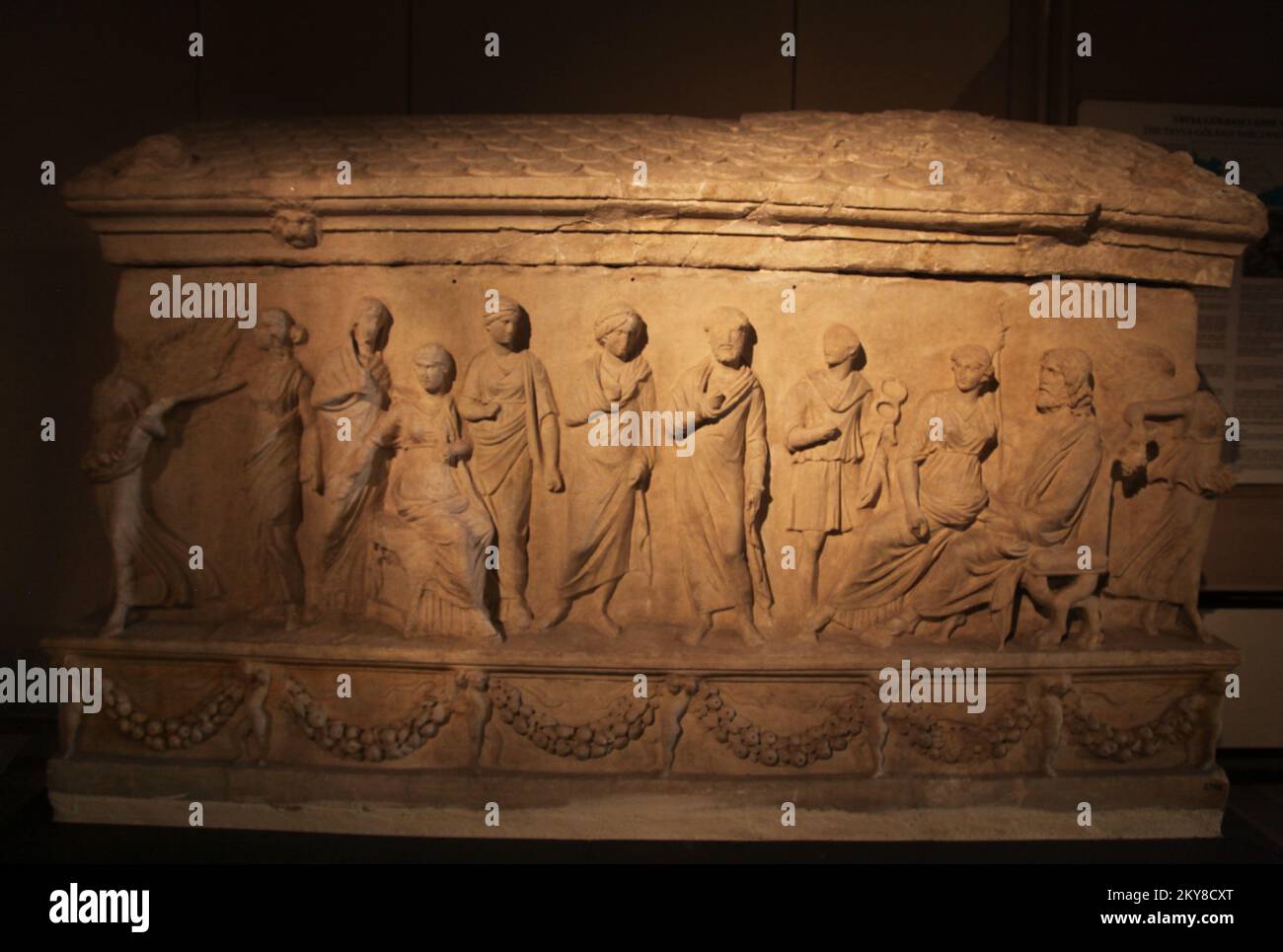 Sarcofago con coperchio del periodo romano (2th ° secolo d.C.) al Museo Archeologico di Istanbul, in Turchia. Foto Stock