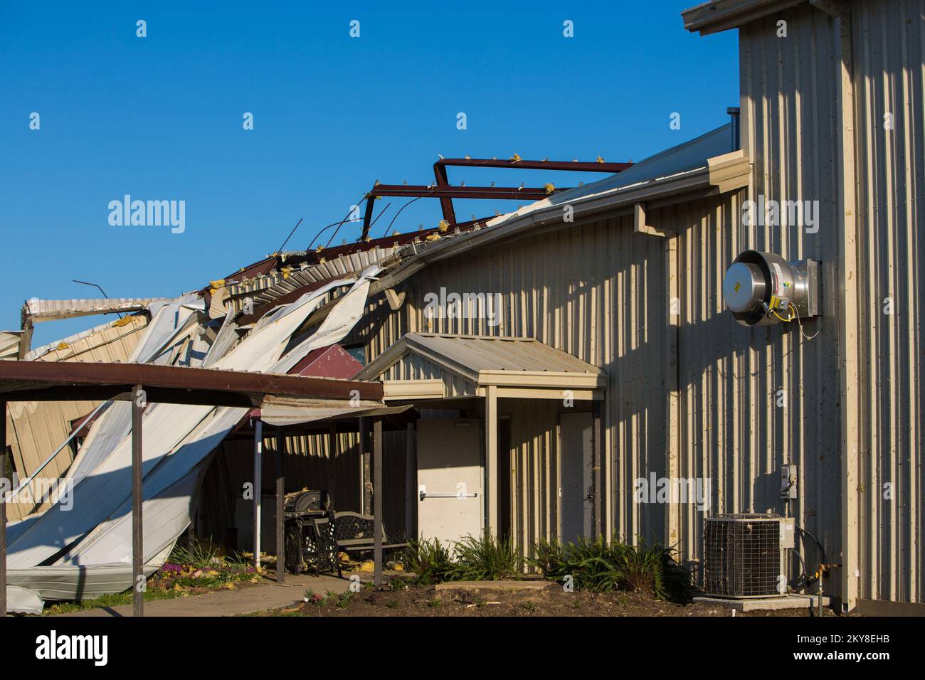 Vilonia, AR, 3 maggio 2014; detriti e distruzione di Tornado nella chiesa metodista unita di Vilonia, Arkansas, dopo che la comunità di Vilonia fu colpita da un tornado il 27 aprile. La FEMA sostiene i governi locali, statali e tribali nei loro sforzi per riprendersi dalle catastrofi naturali. Arkansas gravi tempeste, tornado e inondazioni. Fotografie relative a disastri e programmi, attività e funzionari di gestione delle emergenze Foto Stock Vilonia, AR, 3 maggio 2014; detriti e distruzione di Tornado nella chiesa metodista unita di Vilonia, Arkansas, dopo che la comunità di Vilonia fu colpita da un tornado il 27 aprile. La FEMA sostiene i governi locali, statali e tribali nei loro sforzi per riprendersi dalle catastrofi naturali. Arkansas gravi tempeste, tornado e inondazioni. Fotografie relative a disastri e programmi, attività e funzionari di gestione delle emergenze Foto Stock