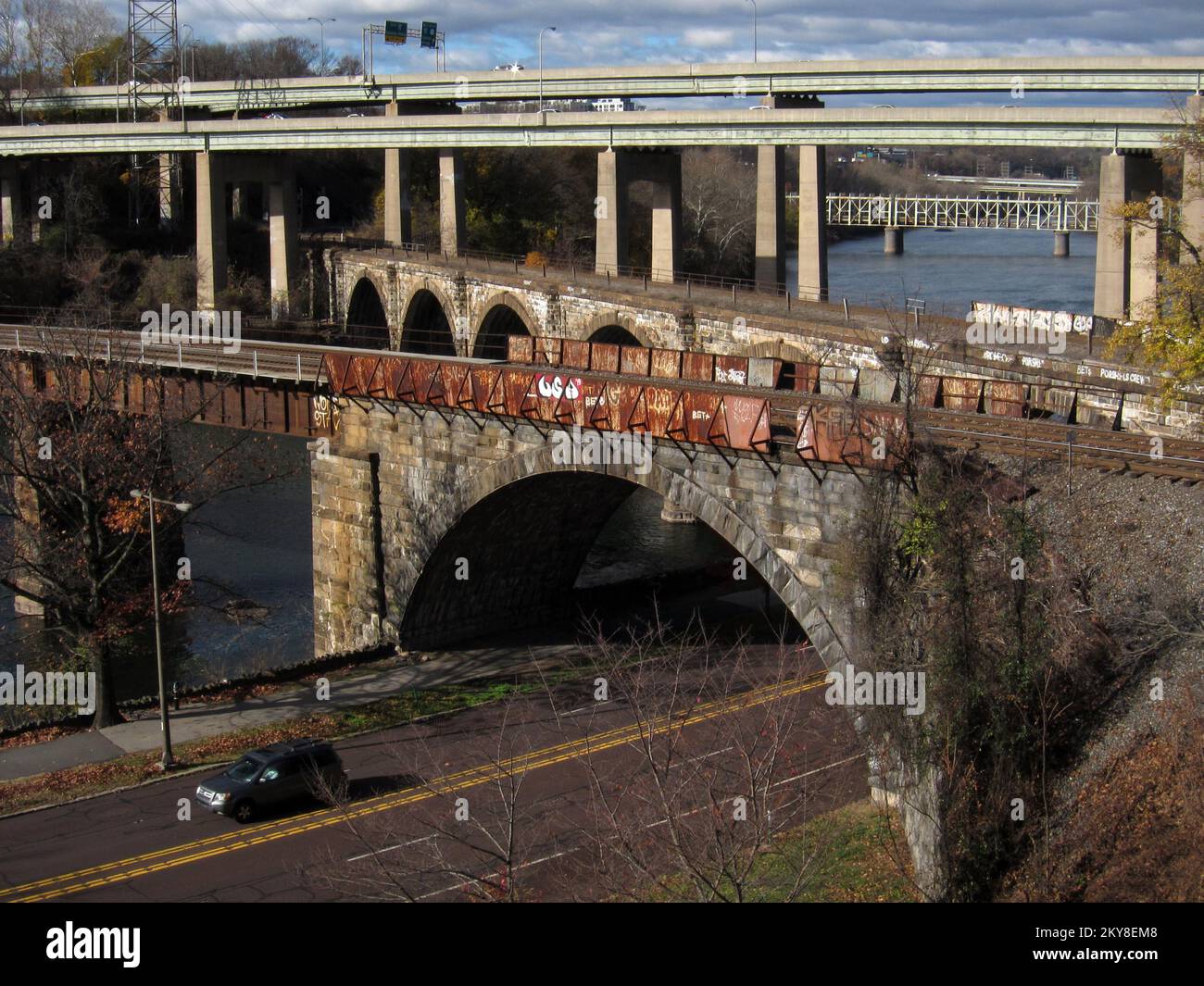 Il Ponte di West Falls, il Viadotto di Schuylkill, i ponti gemelli e il Ponte delle Cascate si estendono sul Fiume Schuylkill a East Falls a Philadelphia, Pennsylvania. Foto Stock