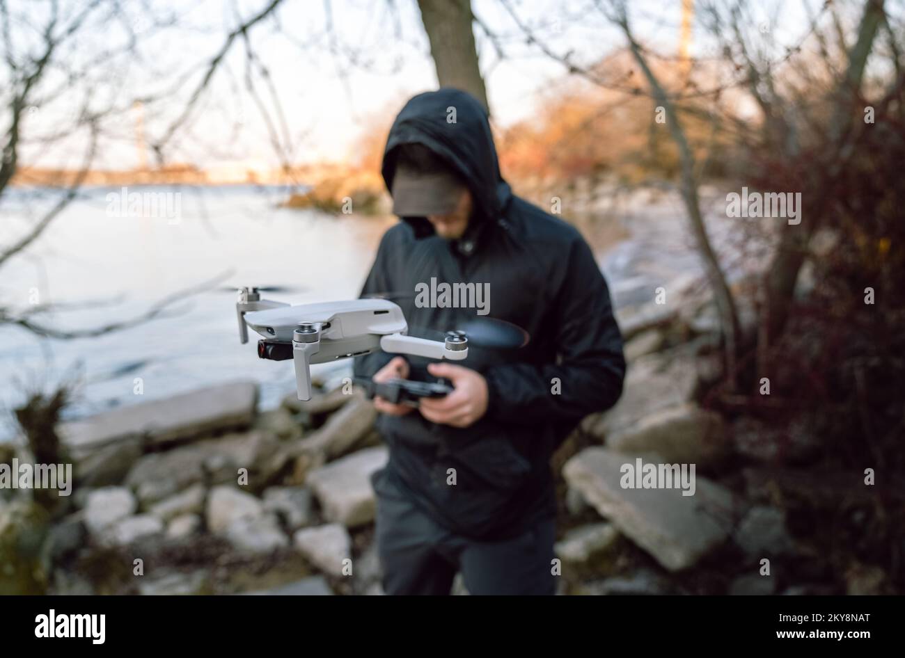 Un giovane lancia un mini drone in aria Foto Stock