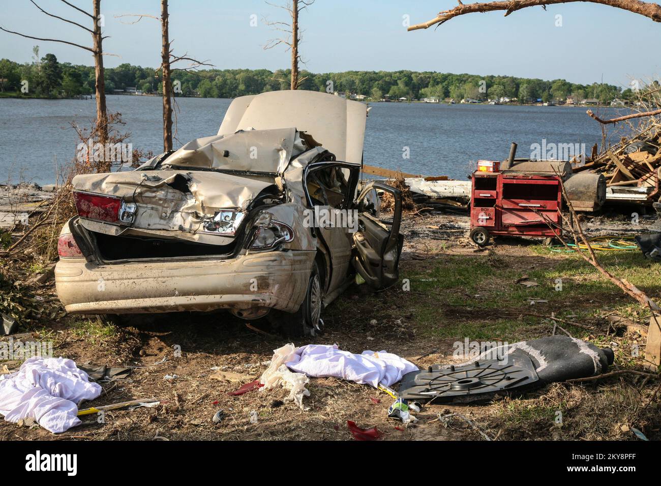 Mayflower, AR, 7 maggio 2014 â detriti e danni di Tornado su Dam Road a Mayflower, Arkansas, a seguito di gravi tempeste e di un tornado il 27 aprile. La FEMA sostiene i governi statali, locali e tribali nei loro sforzi di recupero a seguito di un disastro naturale. Arkansas gravi tempeste, tornado e inondazioni. Fotografie relative a disastri e programmi, attività e funzionari di gestione delle emergenze Foto Stock Mayflower, AR, 7 maggio 2014 â detriti e danni di Tornado su Dam Road a Mayflower, Arkansas, a seguito di gravi tempeste e di un tornado il 27 aprile. La FEMA sostiene i governi statali, locali e tribali nei loro sforzi di recupero a seguito di un disastro naturale. Arkansas gravi tempeste, tornado e inondazioni. Fotografie relative a disastri e programmi, attività e funzionari di gestione delle emergenze Foto Stock