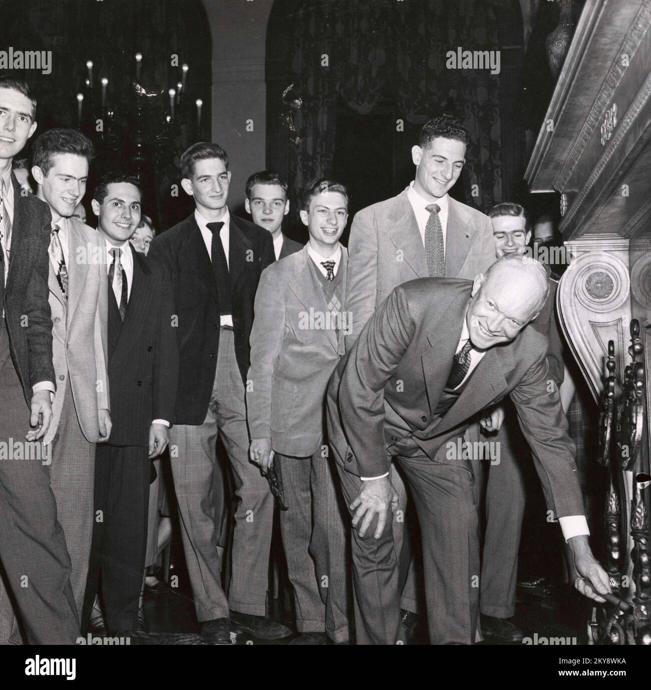Il presidente Dwight Eisenhower illumina la Columbia University Yule Log, 1949 Foto Stock