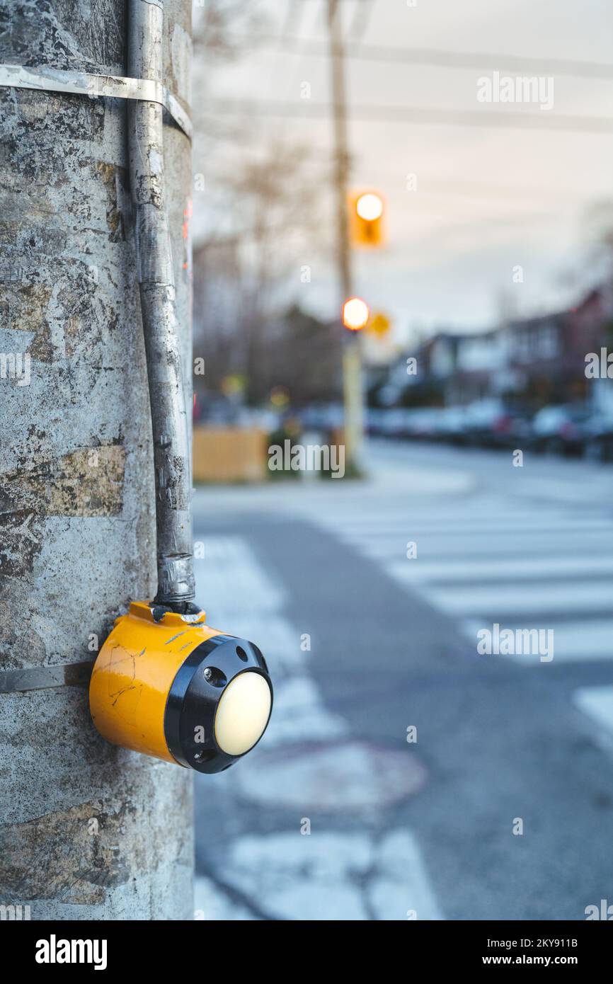 Un pulsante in una strada pedonale che attraversa Foto Stock