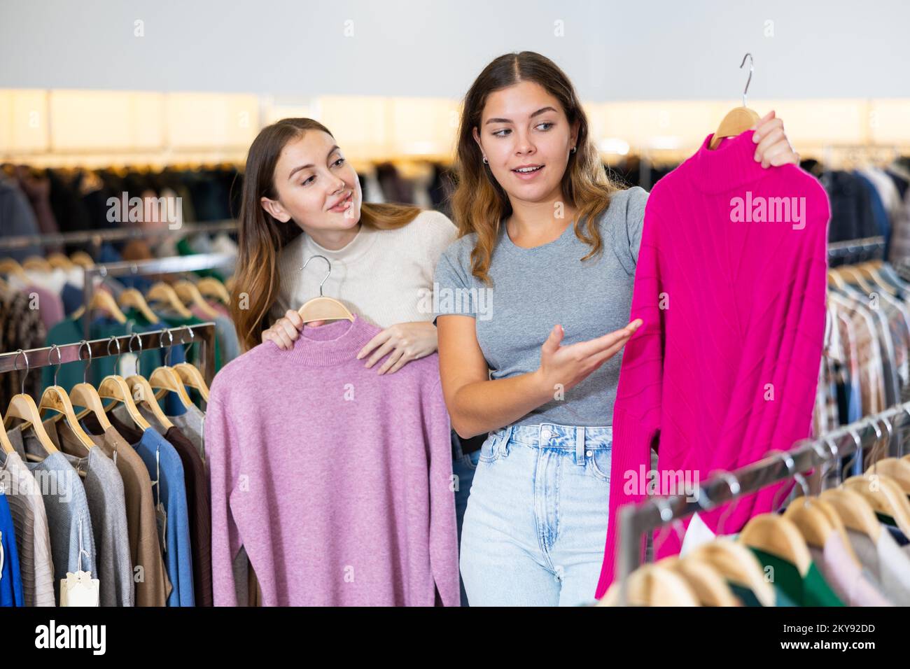 Donna con personal shopper shopping in negozio Foto stock - Alamy