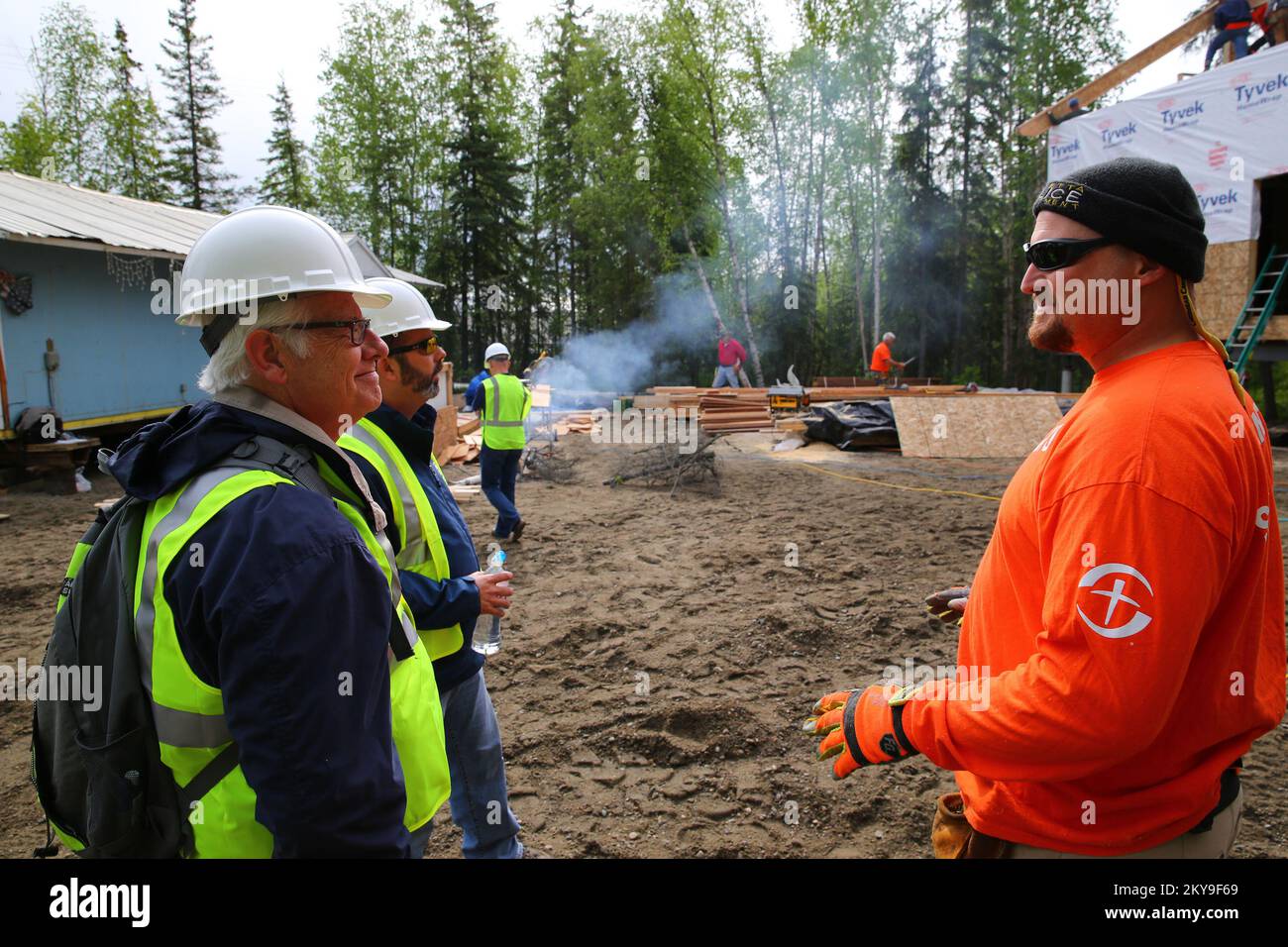 Galena, AK, 12 giugno 2014 Regione FEMA X Amministratore Ken Murphy (L) e Stato Coordinatore ufficiale Bryan Fished (C) ricevere un aggiornamento da Samaritan's Purse Volontario Keith Smith sulla costruzione di clima freddo per i sopravvissuti alle catastrofi. Ognuna delle case richiederà circa 8 settimane per completare e sono in corso di costruzione simultaneamente da volontari da Samaritans Purse e United Methodist Volontariers in Missione, mentre FEMA coordina il lavoro volontario, fornisce il finanziamento per i materiali e la spedizione. Adam DuBrowa/FEMA. Inondazione dell'Alaska. Fotografie relative alle catastrofi e alla gestione delle emergenze Foto Stock Galena, AK, 12 giugno 2014 Regione FEMA X Amministratore Ken Murphy (L) e Stato Coordinatore ufficiale Bryan Fished (C) ricevere un aggiornamento da Samaritan's Purse Volontario Keith Smith sulla costruzione di clima freddo per i sopravvissuti alle catastrofi. Ognuna delle case richiederà circa 8 settimane per completare e sono in corso di costruzione simultaneamente da volontari da Samaritans Purse e United Methodist Volontariers in Missione, mentre FEMA coordina il lavoro volontario, fornisce il finanziamento per i materiali e la spedizione. Adam DuBrowa/FEMA. Inondazione dell'Alaska. Fotografie relative alle catastrofi e alla gestione delle emergenze Foto Stock