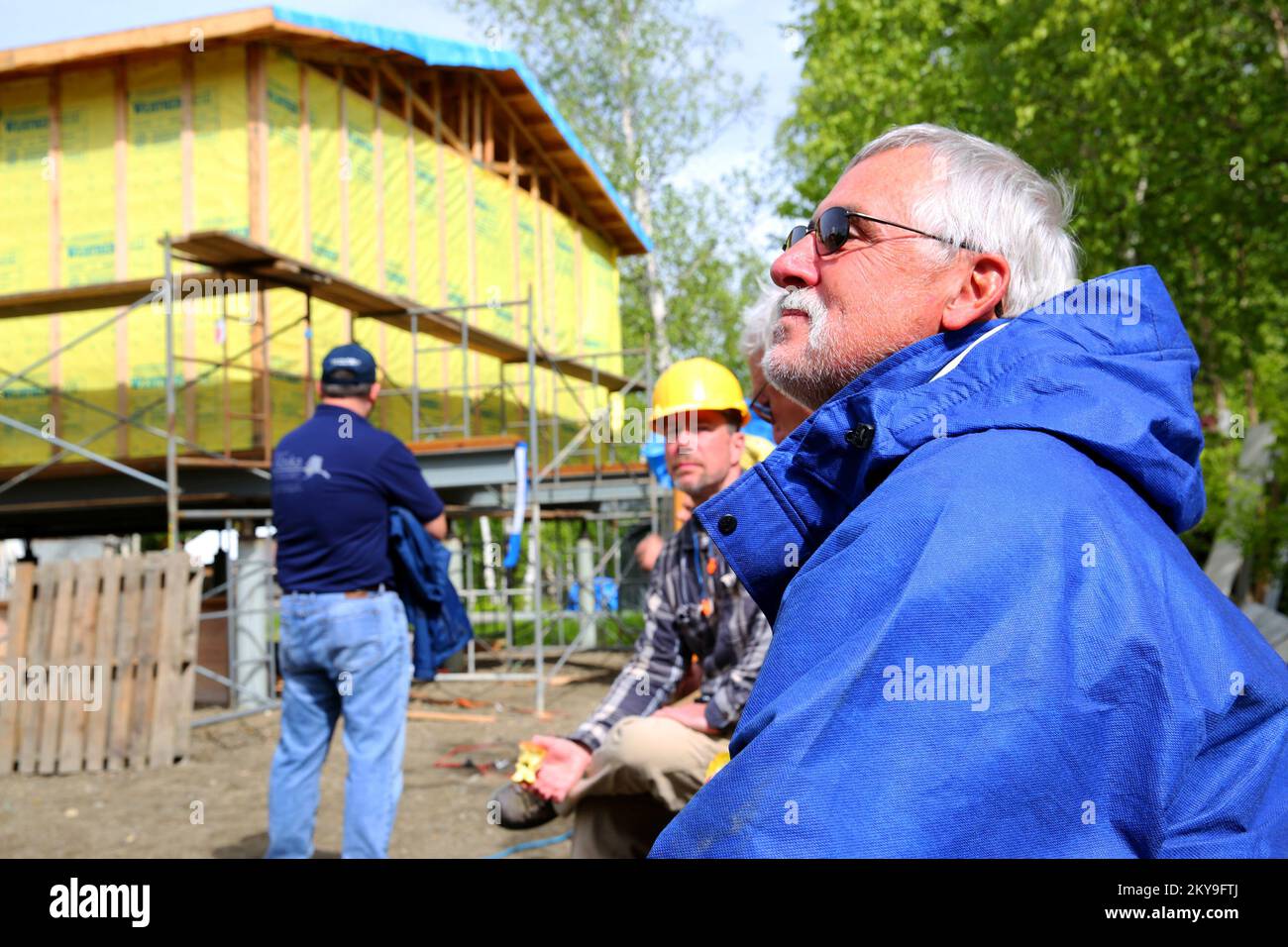 Galena, AK, 12 giugno 2014 i volontari prendono una pausa pranzo dalla costruzione di abitazioni per il clima freddo per i sopravvissuti al disastro che sono eleggibili per l'assistenza FEMA. Ognuna delle case richiederà circa 8 settimane per completare e sono in corso di costruzione simultaneamente da volontari da Samaritans Purse e United Methodist Volontariers in Missione, mentre FEMA paga per i materiali e la spedizione. Adam DuBrowa/FEMA. Inondazione dell'Alaska. Fotografie relative a disastri e programmi, attività e funzionari di gestione delle emergenze Foto Stock