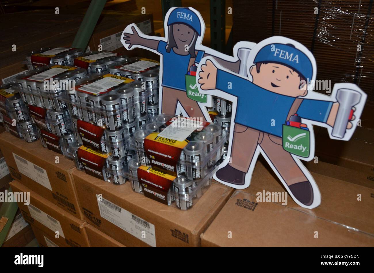 Questo grande magazzino è pieno di attrezzature antincendio che possono essere spedite rapidamente a qualsiasi risposta nella regione. Ci sono 11 cache in tutto il paese per fornire rapidamente ai soccorritori gli strumenti di cui hanno bisogno per tenerci al sicuro. Fotografie relative a disastri e programmi, attività e funzionari di gestione delle emergenze Foto Stock