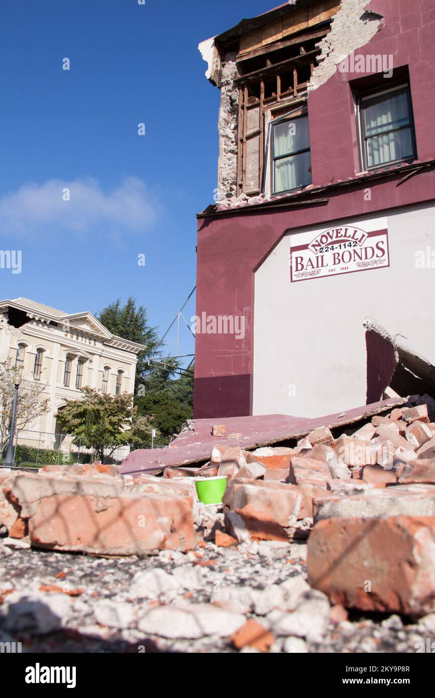 Napa, California, 24 agosto 2014 molti degli edifici più vecchi nel centro di Napa, CA sono stati danneggiati dal terremoto, come il tribunale di campagna, visto sullo sfondo qui. Fotografie relative a disastri e programmi, attività e funzionari di gestione delle emergenze Foto Stock