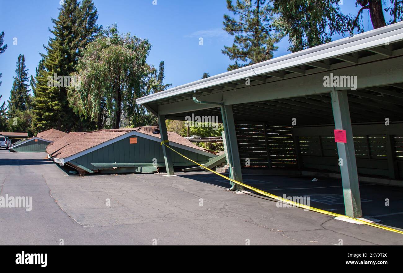 Questi carport non sono stati in grado di resistere al terremoto di magnitudo 6,0 che ha scosso la città di Napa, CA con conseguente schiacciamento di questi carport molte auto parcheggiate sotto di loro. Fotografie relative a disastri e programmi, attività e funzionari di gestione delle emergenze Foto Stock