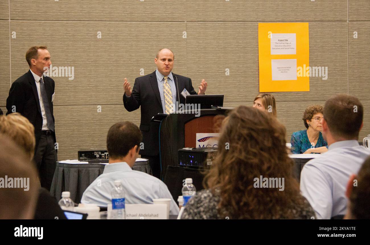 FEMA Region i Private Sector Liaison Bruce Brodoff propone un progetto di ricerca per la preparazione alle catastrofi nel settore privato alla conferenza UMass BostonEmerging Leaders Program che si terrà a settembre. Fotografie relative a disastri e programmi, attività e funzionari di gestione delle emergenze Foto Stock