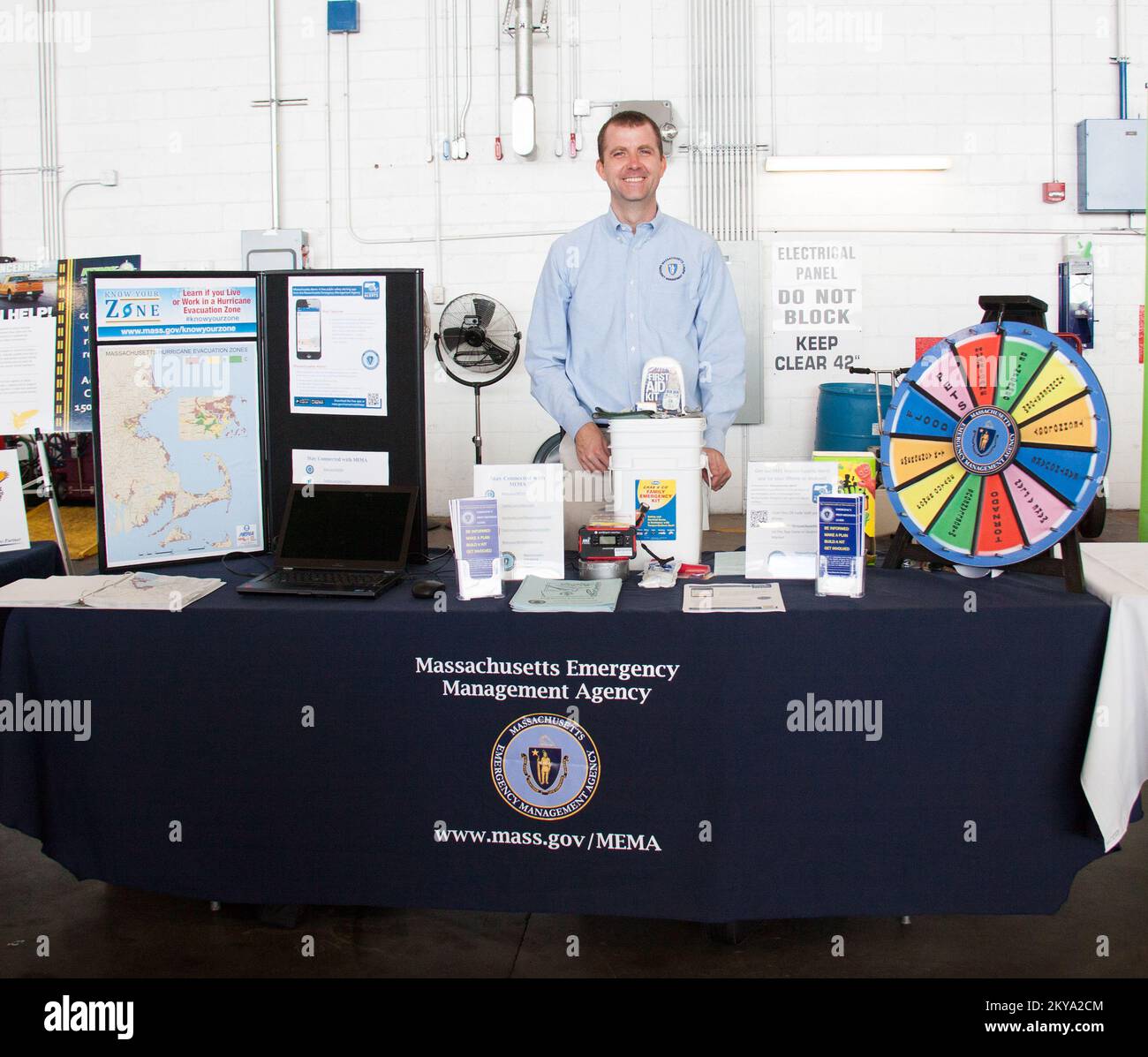 Chris Besse della Massachusetts Emergency Management Agency abbonda dal suo stand alla Massport Safety Fair che si tiene nell'hangar JetBlue all'aeroporto internazionale Logan. Fotografie relative a disastri e programmi, attività e funzionari di gestione delle emergenze Foto Stock Chris Besse della Massachusetts Emergency Management Agency abbonda dal suo stand alla Massport Safety Fair che si tiene nell'hangar JetBlue all'aeroporto internazionale Logan. Fotografie relative a disastri e programmi, attività e funzionari di gestione delle emergenze Foto Stock