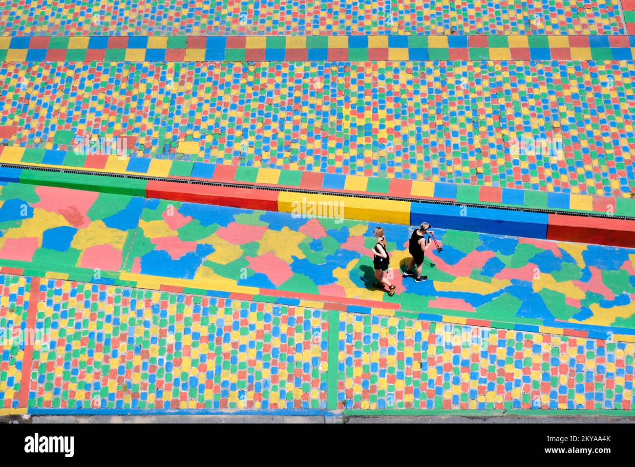 16 gennaio 2022, Buenos Aires, Argentina: Vista dall'alto dei turisti che camminano lungo un marciapiede colorato nel quartiere turistico di la Boca Foto Stock