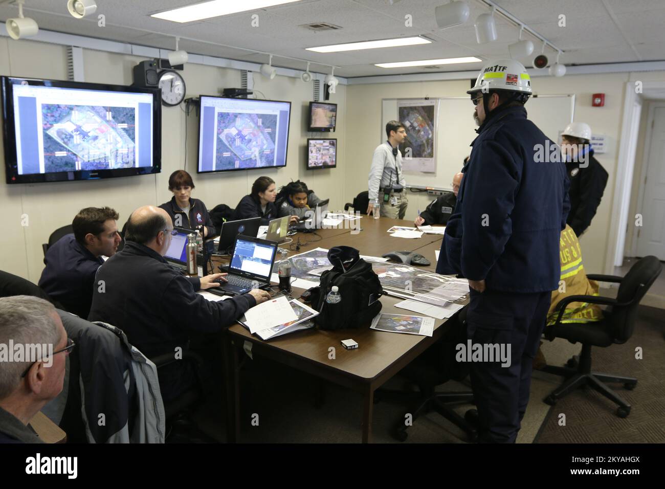 Massachusetts Task Force 1 (ma-TF1), il team Urban Search and Rescue di stanza a Beverly, ma, ha messo in pratica i propri standard di raccolta dati e reporting, con l'aiuto del team FEMA Corps Gulf 7. Massachusetts Task Force 1 (ma-TF1), il team Urban Search and Rescue di stanza a Beverly, ma, ha messo in pratica i propri standard di raccolta dati e reporting, con l'aiuto del team FEMA Corps Gulf 7. Foto di Ciad Council/FEMA. Fotografie relative a disastri e programmi, attività e funzionari di gestione delle emergenze Foto Stock