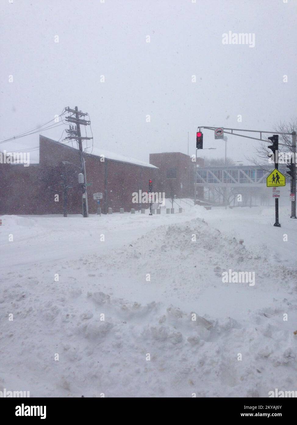 Boston, Mass. 27 gennaio 2015 - ai conducenti è stato chiesto di rimanere fuori dalle strade di Boston, mentre una Nor'easter ha scaricato più piedi di neve sulla città streets.br.. Fotografie relative a disastri e programmi, attività e funzionari di gestione delle emergenze Foto Stock