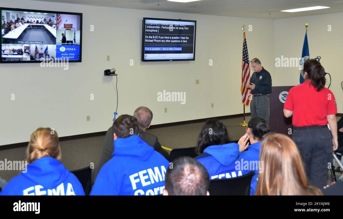 Il vice amministratore Joe Nimmich ascolta una domanda da un membro del pubblico di Videotelefonce (VTC) durante una riunione del municipio alla regione 6 di FEMA a Denton, Texas, il 5 febbraio... Fotografie relative a disastri e programmi, attività e funzionari di gestione delle emergenze Foto Stock