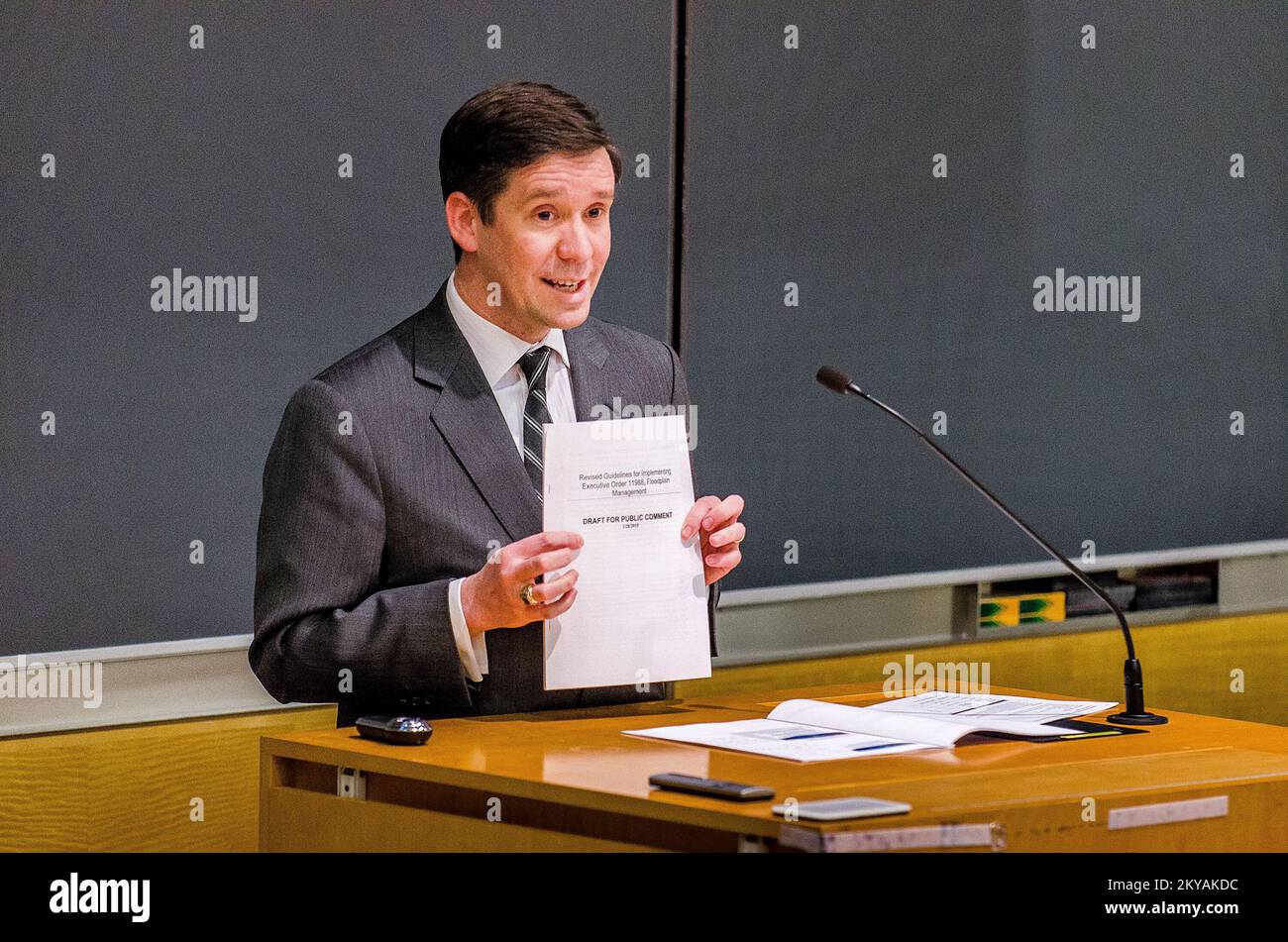 New York, N.Y., Mar. 27, 2015-FEMA e i partner federali hanno aiutato una sessione di ascolto per l'implementazione dello standard di gestione del rischio di alluvione federale presso la Columbia Law School. La sessione ha offerto l'opportunità di ascoltare, porre domande e fornire un feedback su come le agenzie federali implementano lo Standard. K.C. Wilsey FEMA. L'uragano Sandy di New York. Fotografie relative a disastri e programmi, attività e funzionari di gestione delle emergenze Foto Stock