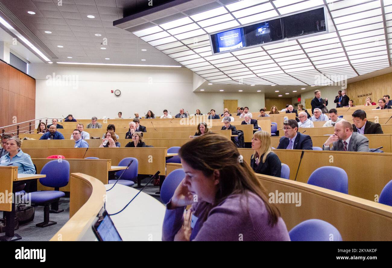New York, N.Y., Mar. 27, 2015-FEMA e i partner federali hanno aiutato una sessione di ascolto per l'implementazione dello standard di gestione del rischio di alluvione federale presso la Columbia Law School. La sessione ha offerto l'opportunità di ascoltare, porre domande e fornire un feedback su come le agenzie federali implementano lo Standard. K.C. Wilsey FEMA. L'uragano Sandy di New York. Fotografie relative a disastri e programmi, attività e funzionari di gestione delle emergenze Foto Stock