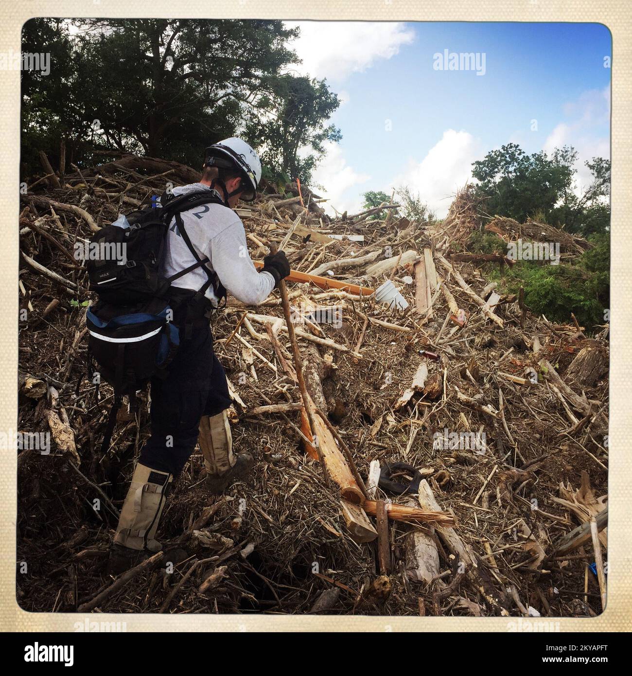 Texas Task Force Two, un team di ricerca e salvataggio urbano FEMA, continua le operazioni di recupero a seguito di grandi inondazioni in Texas. La FEMA sta sostenendo i funzionari statali e locali per soddisfare le esigenze dei sopravvissuti alle catastrofi dopo che le inondazioni hanno colpito lo stato nel maggio 2015. Texas gravi tempeste, tornado, venti in linea retta, e inondazioni. Fotografie relative a disastri e programmi, attività e funzionari di gestione delle emergenze Foto Stock