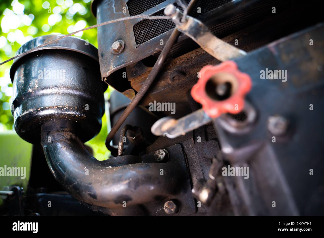 Filtro dell'aria del trattore in una scatola di ferro. Motoblock con un  primo piano del motore diesel Foto stock - Alamy