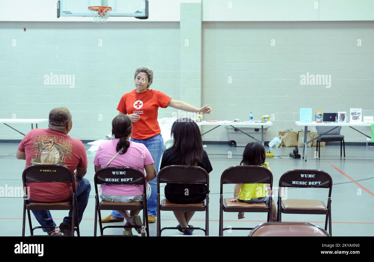 Houston, TX, USA-10 giugno 2015 il volontario della Croce Rossa Vilma Escamilla Duran assiste i residenti locali al Multi Agency Resource Center istituito presso la Westbury United Methodist Church. I residenti colpiti dalle recenti inondazioni sono incoraggiati a registrarsi per il leasing di assistenza in caso di calamità chiama il numero 1-800-621-3362 (FEMA) o TTY: 1-800-462-7585 o online a www.disastperassistance.gov o m.fema.gov con un hone intelligente. Jocelyn. Houston, TX, USA-10 giugno 2015--il volontario della Croce Rossa Vilma EscamillaDuran assiste i residenti locali al Centro risorse Multi Agency istituito presso la Chiesa Metodista unita di Westbury. Fotog Foto Stock