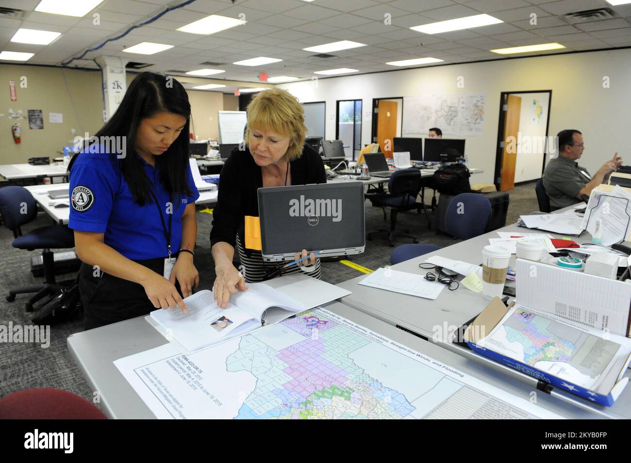 Austin, TX, USA 23 giugno 2015 Jeanette Scinto, membro del FEMA Corps, ha lasciato, e Mary Mango, specialista affari congressuali della FEMA, lavora nel Joint Field Office per orchestrare le operazioni di disaster recovery per lo Stato. I residenti colpiti dalle recenti inondazioni sono incoraggiati a registrarsi per il leasing di assistenza in caso di calamità chiama il numero 1-800-621-3362 (FEMA) o TTY: 1-800-462-7585 o online a www.disastperassistance.gov o m.fema.gov con un hone intelligente. Jocelyn. Austin, TX, USA--Giugno 23, 2015--il membro del corpo della FEMA Jeanette Scinto, a sinistra, e lo specialista degli affari congressuali della FEMA Mary Mango lavorano nella Fiel congiunta Foto Stock