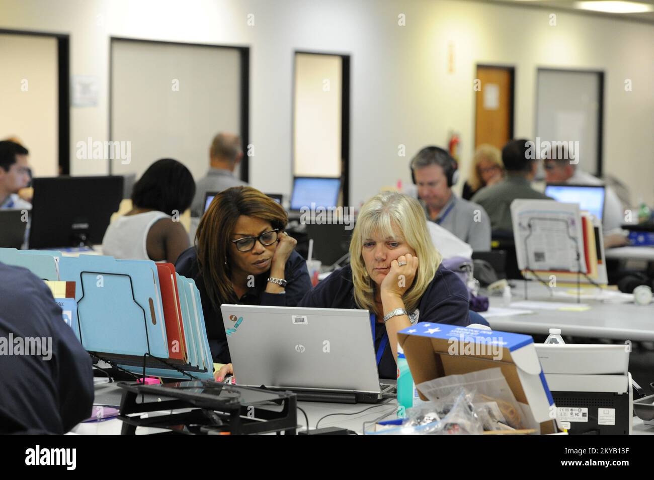 Austin, TX, USA 23 giugno 2015 i dipendenti della FEMA per gli affari esterni lavorano presso un ufficio sul campo congiunto che ha organizzato le operazioni di disaster recovery nello Stato. I residenti colpiti dalle recenti inondazioni sono incoraggiati a registrarsi per il leasing di assistenza in caso di calamità chiama il numero 1-800-621-3362 (FEMA) o TTY: 1-800-462-7585 o online a www.disastperassistance.gov o m.fema.gov con un hone intelligente. Jocelyn. Austin, TX, USA--Giugno 23, 2015--i dipendenti della FEMA per gli affari esterni lavorano presso un ufficio sul campo congiunto istituito per organizzare le operazioni di disaster recovery nello Stato. Fotografie relative alle catastrofi e alla Emerg Foto Stock