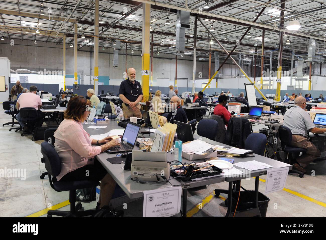Austin, TX, USA 23 giugno 2015 i dipendenti della FEMA lavorano in un ufficio sul campo congiunto impostato su u per orchestrare le operazioni di disaster recovery nello Stato. I residenti colpiti dalle recenti inondazioni sono incoraggiati a registrarsi per il leasing di assistenza in caso di calamità chiama il numero 1-800-621-3362 (FEMA) o TTY: 1-800-462-7585 o online a www.disastperassistance.gov o m.fema.gov con un hone intelligente. Jocelyn. Austin, TX, USA--Giugno 23, 2015--i dipendenti della FEMA lavorano presso un ufficio sul campo congiunto istituito per organizzare le operazioni di disaster recovery nello Stato. Fotografie relative alle catastrofi e ai programmi di gestione delle emergenze, Activiti Foto Stock