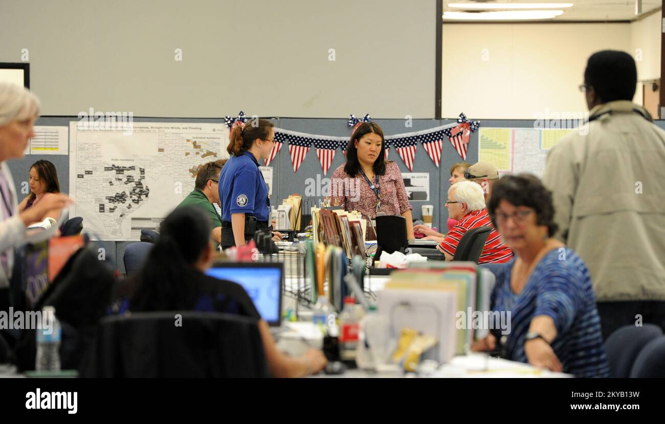 Austin, TX, USA 23 giugno 2015 i dipendenti della FEMA lavorano in un ufficio sul campo congiunto impostato su u per orchestrare le operazioni di disaster recovery nello Stato. I residenti colpiti dalle recenti inondazioni sono incoraggiati a registrarsi per il leasing di assistenza in caso di calamità chiama il numero 1-800-621-3362 (FEMA) o TTY: 1-800-462-7585 o online a www.disastperassistance.gov o m.fema.gov con un hone intelligente. Jocelyn. Austin, TX, USA--Giugno 23, 2015--i dipendenti della FEMA lavorano presso un ufficio sul campo congiunto istituito per organizzare le operazioni di disaster recovery nello Stato. Fotografie relative alle catastrofi e ai programmi di gestione delle emergenze, Activiti Foto Stock