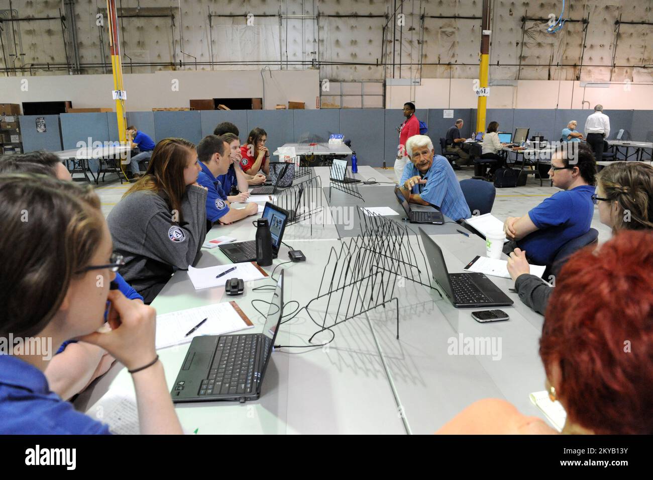 Austin, TX, USA 23 giugno 2015 i dipendenti della FEMA lavorano in un ufficio sul campo congiunto impostato su u per orchestrare le operazioni di disaster recovery nello Stato. I residenti colpiti dalle recenti inondazioni sono incoraggiati a registrarsi per il leasing di assistenza in caso di calamità chiama il numero 1-800-621-3362 (FEMA) o TTY: 1-800-462-7585 o online a www.disastperassistance.gov o m.fema.gov con un hone intelligente. Jocelyn. Austin, TX, USA--Giugno 23, 2015--i dipendenti della FEMA lavorano presso un ufficio sul campo congiunto istituito per organizzare le operazioni di disaster recovery nello Stato. Fotografie relative alle catastrofi e ai programmi di gestione delle emergenze, Activiti Foto Stock