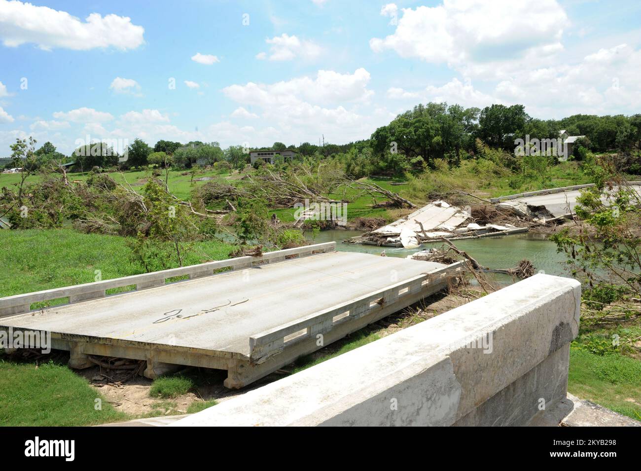 Wimberley, TX, USA 26 giugno 2015 il ponte su Fisher Store Road è distrutto dalle recenti tempeste e inondazioni. I residenti colpiti dalla recente inondazione possono registrarsi per ricevere assistenza in caso di disastri o ottenere informazioni sulla loro applicazione chiamando il numero 1-800-621-3362 (FEMA); TTY 1-800-462-7585. Jocelyn. Wimberley, TX, USA--26 giugno 2015--il ponte sulla Fisher Store Road è distrutto dalle recenti tempeste e inondazioni. Fotografie relative a disastri e programmi, attività e funzionari di gestione delle emergenze Foto Stock Wimberley, TX, USA 26 giugno 2015 il ponte su Fisher Store Road è distrutto dalle recenti tempeste e inondazioni. I residenti colpiti dalla recente inondazione possono registrarsi per ricevere assistenza in caso di disastri o ottenere informazioni sulla loro applicazione chiamando il numero 1-800-621-3362 (FEMA); TTY 1-800-462-7585. Jocelyn. Wimberley, TX, USA--26 giugno 2015--il ponte sulla Fisher Store Road è distrutto dalle recenti tempeste e inondazioni. Fotografie relative a disastri e programmi, attività e funzionari di gestione delle emergenze Foto Stock