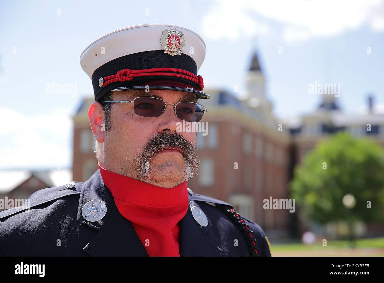 Emmitsburg, MD, 12 agosto 2015-The National Fallen Firefighters Memorial Flag Detail raccoglie 92 bandiere USA presso l'Istituto di gestione dell'emergenza (EMI). Queste bandiere erano precedentemente volate sopra il Campidoglio degli Stati Uniti in onore dei vigili del fuoco caduti che hanno perso la vita nella linea di dovere. Adam DuBrowa FEMA.. Fotografie relative a disastri e programmi, attività e funzionari di gestione delle emergenze Foto Stock